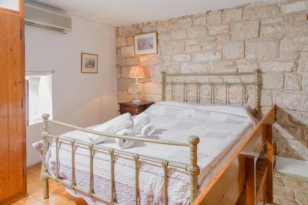 The Stone House Apartment Aegina Bagian luar foto